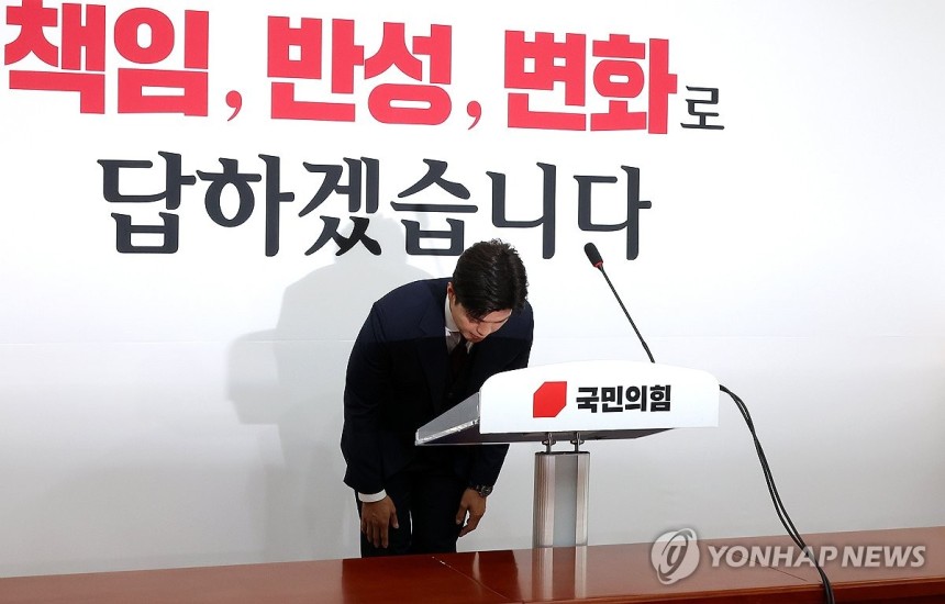 인사하는 김용태 비상대책위원장
(서울=연합뉴스) 김주형 기자 = 국민의힘 김용태 비상대책위원장이 8일 국회에서 열린 현안관련 기자회견에 앞서 인사하고 있다. 2025.6.8 kjhpress@yna.co.kr