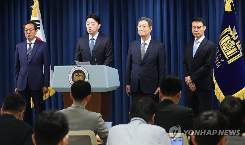 대통령실 정무·홍보·민정수석 인선
(서울=연합뉴스) 한상균 기자 = 강훈식 대통령 비서실장이 8일 용산 대통령실에서 정무,홍보,민정 수석 인선을 발표하고 있다.
    왼쪽부터 우상호 정무수석, 강 비서실장, 오광수
