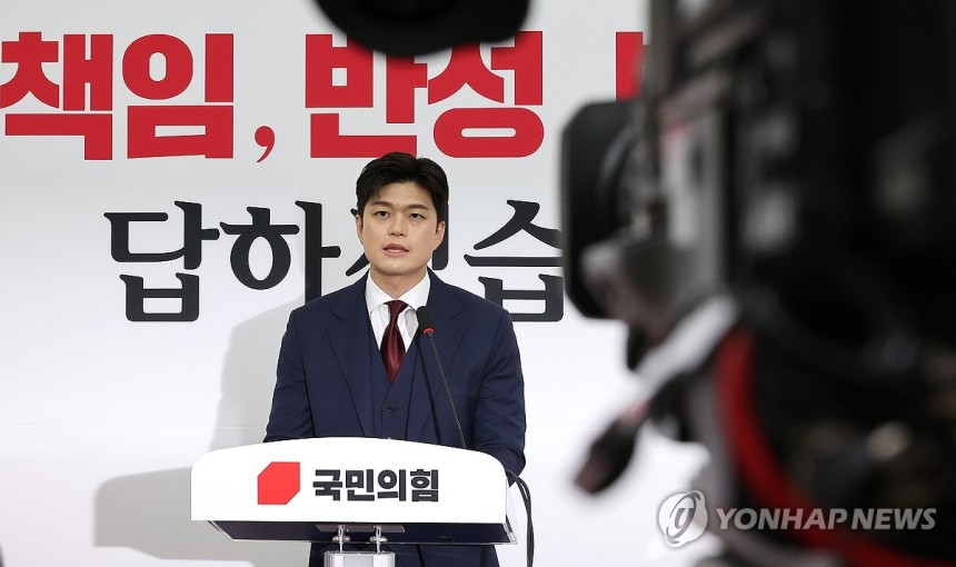 당 개혁 과제 설명하는 김용태 비상대책위원장
(서울=연합뉴스) 김주형 기자 = 국민의힘 김용태 비상대책위원장이 8일 국회에서 기자회견을 열고 당 개혁 과제 등을 설명하고 있다. 2025.6.8 kjhpress@yna