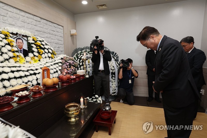 <b>우원식</b> 국회의장, <b>김충현씨</b> 빈소서 "국회의 도리 다할 것"(종합)