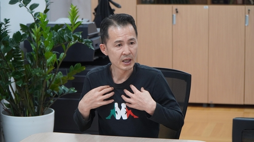 연합뉴스와 인터뷰 중인 송준영 씨
[고아권익연대 촬영]