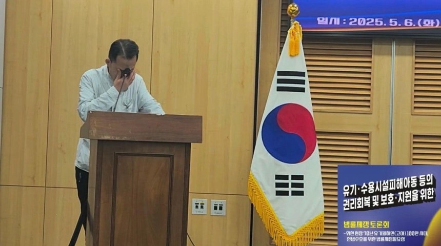 최근 국회 간담회에서 증언을 하다 눈물을 흘리는 송준영 씨
[배진시 몽테뉴해이입양연대 대표 촬영]