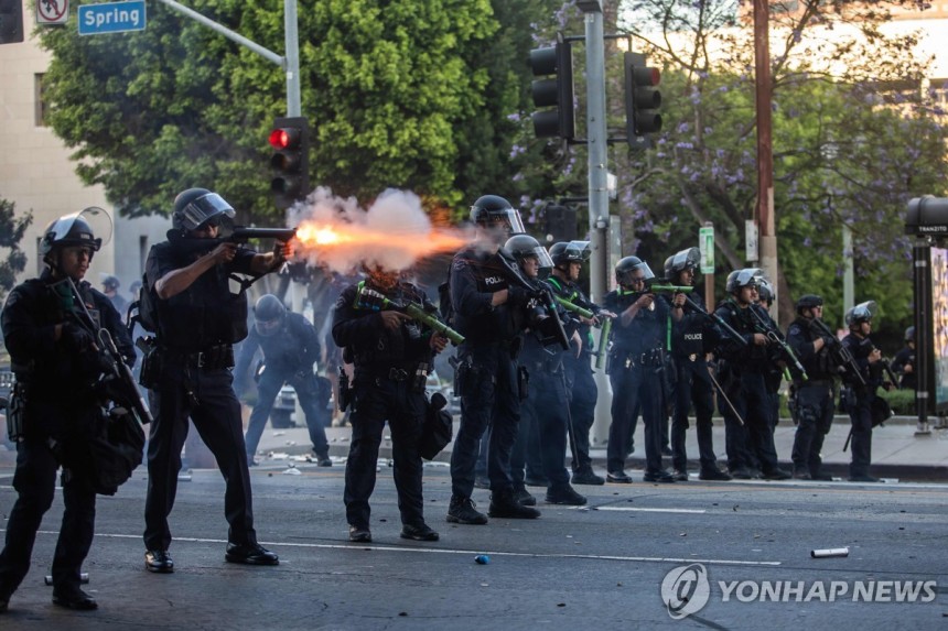 미국 로스앤젤레스의 불법이민자 단속 반대 시위
[게티이미지/AFP=연합뉴스]