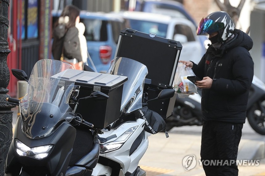 배달 오토바이
(서울=연합뉴스) 류효림 기자 = 서울 시내 한 음식점에서 라이더가 배달 음식을 수령하고 있다. 2025.1.7 ryousanta@yna.co.kr