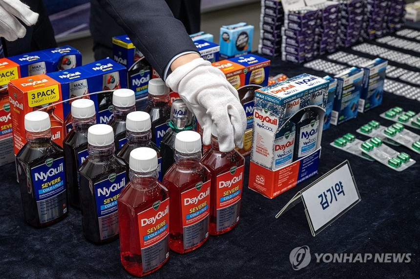 마약류 함유 불법 의약품 적발 나선 관세청
(영종도=연합뉴스) 관세청이 18일 인천 중구 운서동 인천공항세관 특송물류센터에서 적발된 마약류 성분이 함유된 불법 의약품을 공개하고 있다.
    관세청은 최근 마약류 성