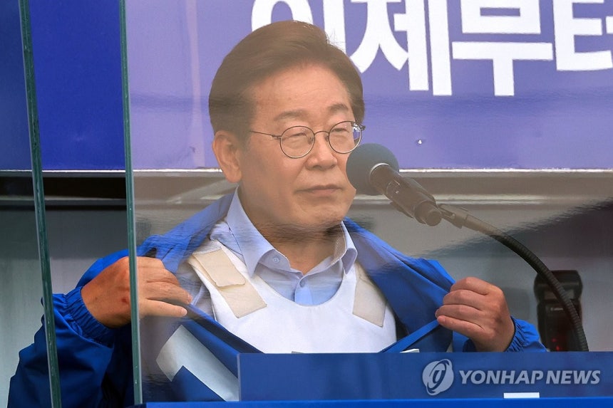 대선 후보 시절 방탄유리벽 안에서 연설하는 이재명 대통령 [연합뉴스 자료사진]