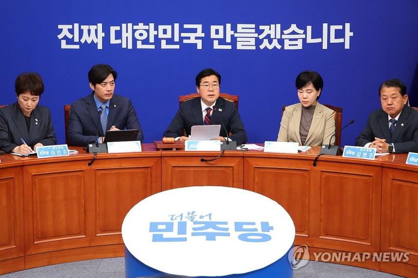 민주당 최고위원회의
(서울=연합뉴스) 김주성 기자 = 더불어민주당 박찬대 대표 권한대행 겸 원내대표가 5일 서울 여의도 국회에서 열린 최고위원회의에서 발언하고 있다. 2025.6.5 utzza@yna.co.kr