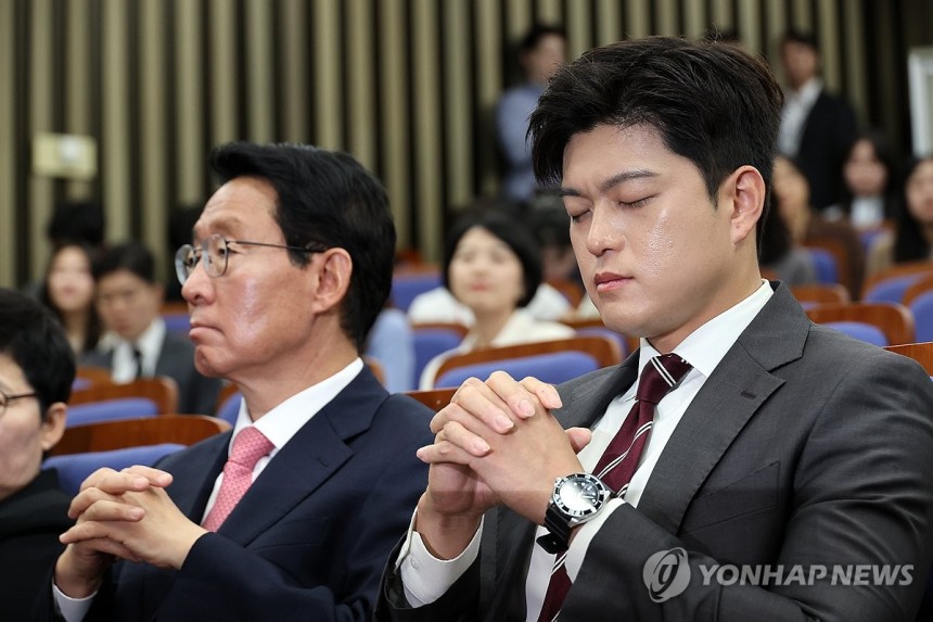 생각에 잠긴 김용태 비대위원장
(서울=연합뉴스) 박동주 기자 = 국민의힘 김용태 비상대책위원장이 5일 서울 여의도 국회에서 열린 의원총회에서 생각에 잠겨 있다. 2025.6.5 pdj6635@yna.co.kr