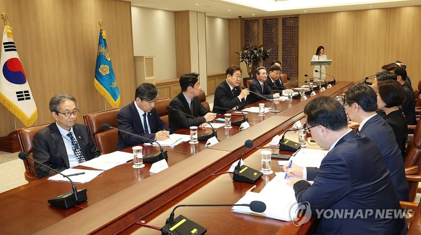 이재명 대통령, 비상경제점검 2차 TF 회의 주재
(서울=연합뉴스) 홍해인 기자 = 이재명 대통령이 9일 서울 용산 대통령실 청사에서 열린 비상경제점검 2차 태스크포스(TF)회의를 주재하고 있다. 2025.6.9 [