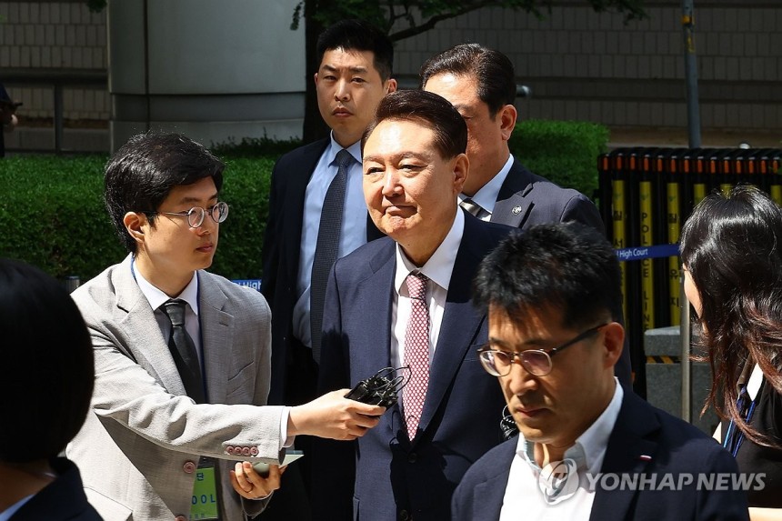 내란혐의 6차 공판 출석하는 윤석열 전 대통령
(서울=연합뉴스) 윤석열 전 대통령이 9일 서울 서초구 서울중앙지방법원에서 열린 내란 우두머리 혐의·직권남용 권리행사 방해 혐의 사건 6차 공판에 출석하고 있다. 202