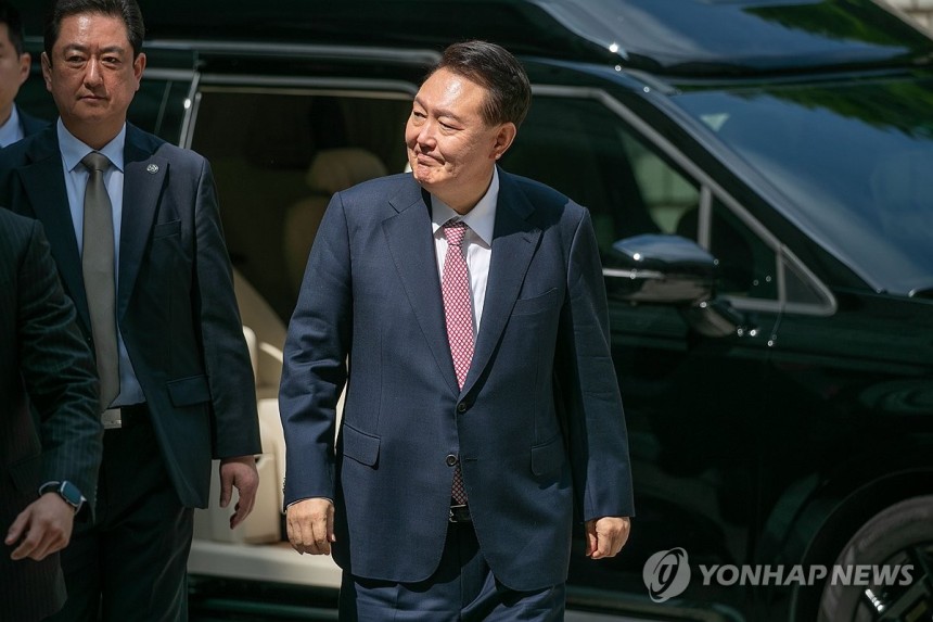 윤석열 전 대통령, 내란혐의 6차 공판 출석
(서울=연합뉴스) 윤석열 전 대통령이 9일 서울 서초구 서울중앙지방법원에서 열린 내란 우두머리 혐의·직권남용 권리행사 방해 혐의 사건 6차 공판에 출석하고 있다. 2025