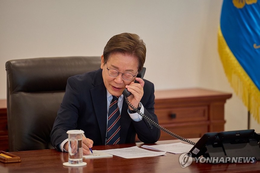 이재명 대통령, 일본 총리와 통화
(서울=연합뉴스) 이재명 대통령이 9일 서울 용산 대통령실에서 이시바 시게루 일본 총리와 전화 통화를 하고 있다. 2025.6.9 [대통령실 제공. 재판매 및 DB 금지] photo