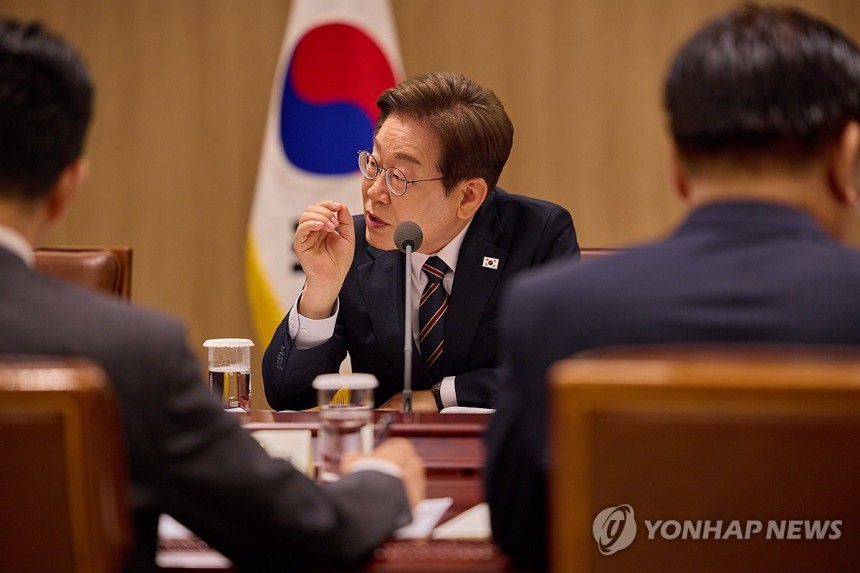 이재명 대통령, 비상경제점검 2차 TF 회의
(서울=연합뉴스) 이재명 대통령이 9일 서울 용산 대통령실 청사에서 열린 비상경제점검 2차 태스크포스(TF)회의를 하고 있다. 2025.6.9 [대통령실 제공. 재판매 및