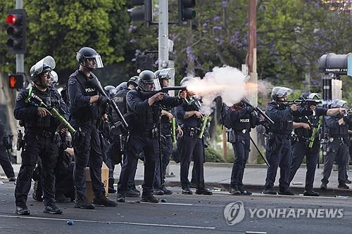 8일 LA시위에 대응하는 경찰들
[EPA 연합뉴스 자료사진 재판매 및 DB금지]