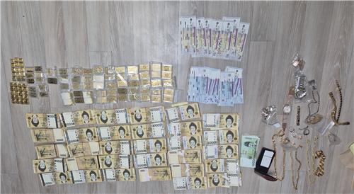 배낭 속 금괴, 쓰레기로 위장한 수표다발 우수수
[국세청 제공. 재판매 및 DB 금지]