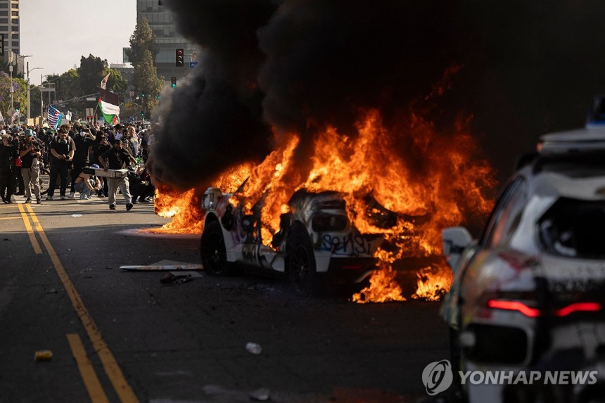 지난 8일 LA 도심 시위 현장에서 불에 타는 자율주행차 '웨이모' 차량
[AFP=연합뉴스. 재판매 및 DB 금지]