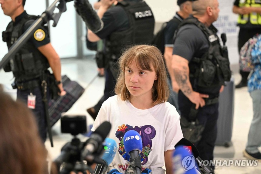 파리 공항에서 취재 응하는 그레타 툰베리
(파리 AFP=연합뉴스) 10일(현지시간) 이스라엘에서 추방된 그레타 툰베리가 경유지인 프랑스 파리 샤를드골공항에서 언론 취재에 응하고 있다. 2025.6.10 photo@y