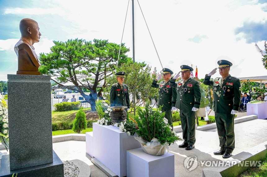 해병대, 경북 예천 실종자 수색 작전 순직자 1주기 추모식 거행
(서울=연합뉴스) 김계환 해병대사령관과 주일석 해병대 제1사단장이 19일 경북 포항시 해병 제1사단 내 추모 공원에서 열린 경북 예천 실종자 수색 작전
