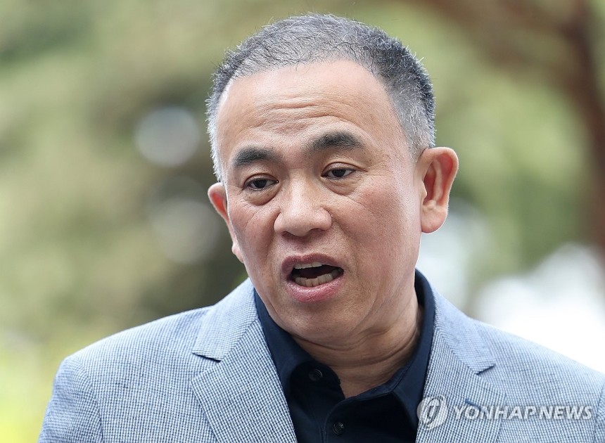 질문에 답하는 명태균 씨
(서울=연합뉴스) 김성민 기자 = '정치 브로커' 명태균 씨가 30일 윤석열 전 대통령 부부와 구(舊)여권 정치인 다수가 연루된 공천 개입·여론조사 의혹 관련 조사를 받기 위해 서초구 서울고