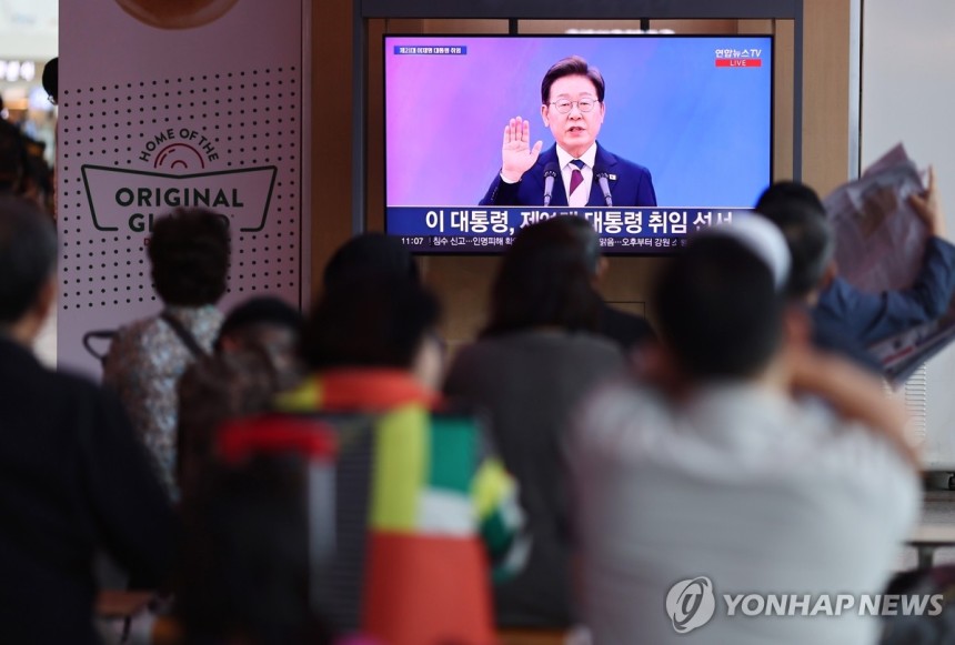 이재명 대통령 취임선서
(서울=연합뉴스) 윤동진 기자 = 지난 4일 서울역에서 시민들이 TV를 통해 이재명 대통령의 취임 선서식을 보고 있다. 2025.6.4 mon@yna.co.kr