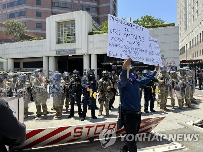 미 LA에서 불법이민 단속에 항의하는 시위대와 이를 막아선 주방위군
(로스앤젤레스=연합뉴스) 임미나 특파원 = 8일(현지시간) 미국 로스앤젤레스(LA) 도심의 연방 구금시설인 '메트로폴리탄 디텐션 센터'(Metrop