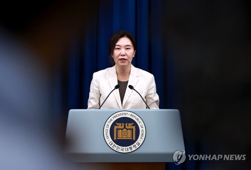 '국민추천제' 관련 대통령실 브리핑
(서울=연합뉴스) 홍해인 기자 = 강유정 대통령실 대변인이 10일 서울 용산 대통령실 청사에서 '국민추천제' 등 현안 관련 브리핑을 하고 있다. 2025.6.10 hihong@yn