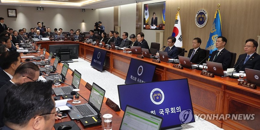 이재명 대통령, 국무회의 주재
(서울=연합뉴스) 한상균 기자 = 이재명 대통령이 10일 서울 용산 대통령실에서 국무회의를 하고 있다. 2025.6.10 xyz@yna.co.kr