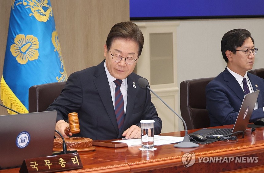 이재명 대통령 국무회의 주재
(서울=연합뉴스) 한상균 기자 = 이재명 대통령이 10일 서울 용산 대통령실에서 국무회의를 주재하며 의사봉을 두드리고 있다. 2025.6.10 xyz@yna.co.kr