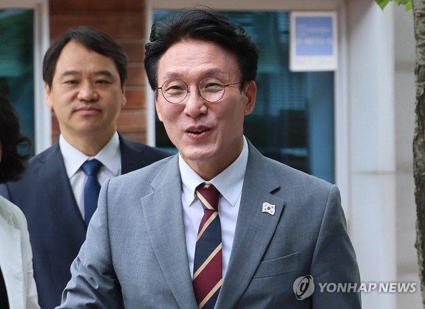 김민석 국무총리 후보자 출근
(서울=연합뉴스) 이정훈 기자 = 김민석 국무총리 후보자가 10일 서울 종로구 통의동 금융감독연수원에 마련된 청문회 준비단 사무실로 출근하고 있다. 2025.6.10 uwg806@yna.