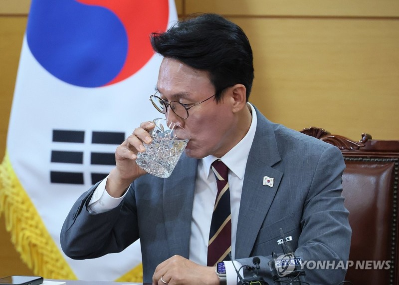 물 마시는 <b>김민석 총리 후보자</b>
