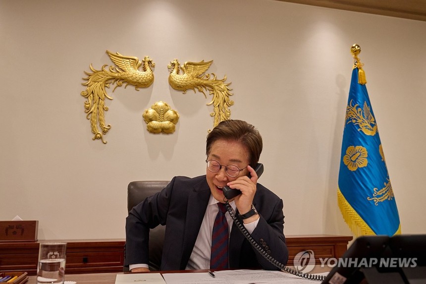 이재명 대통령, 시진핑 중국 국가주석과 통화
(서울=연합뉴스) 이재명 대통령이 10일 서울 용산 대통령실에서 시진핑 중국 국가주석과 전화 통화를 하고 있다. 2025.6.10 [대통령실 제공. 재판매 및 DB 금지]