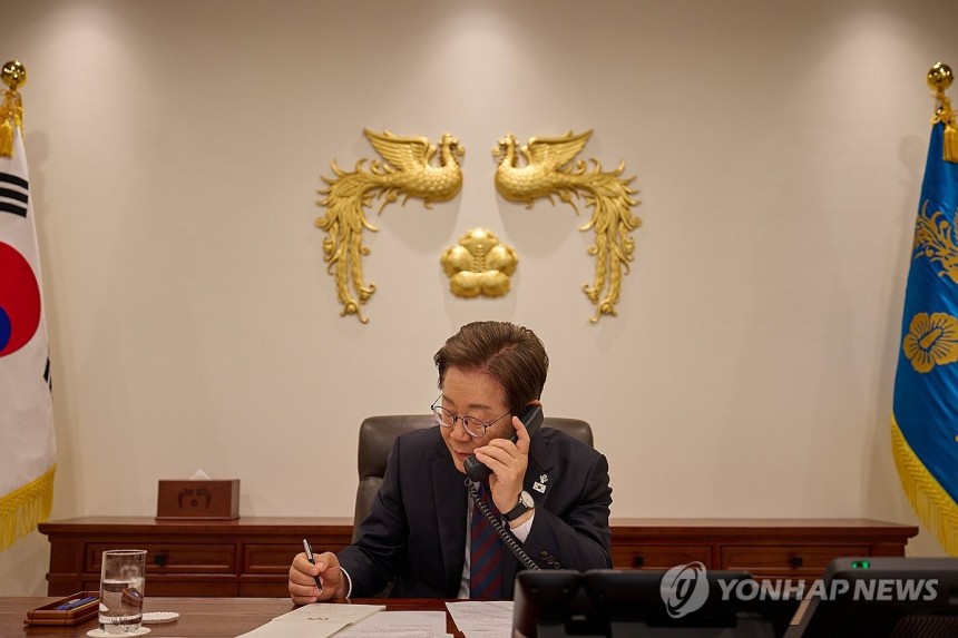 이재명 대통령, 시진핑 중국 국가주석과 통화
(서울=연합뉴스) 이재명 대통령이 10일 서울 용산 대통령실에서 시진핑 중국 국가주석과 전화 통화를 하고 있다. 2025.6.10 [대통령실 제공. 재판매 및 DB 금지]