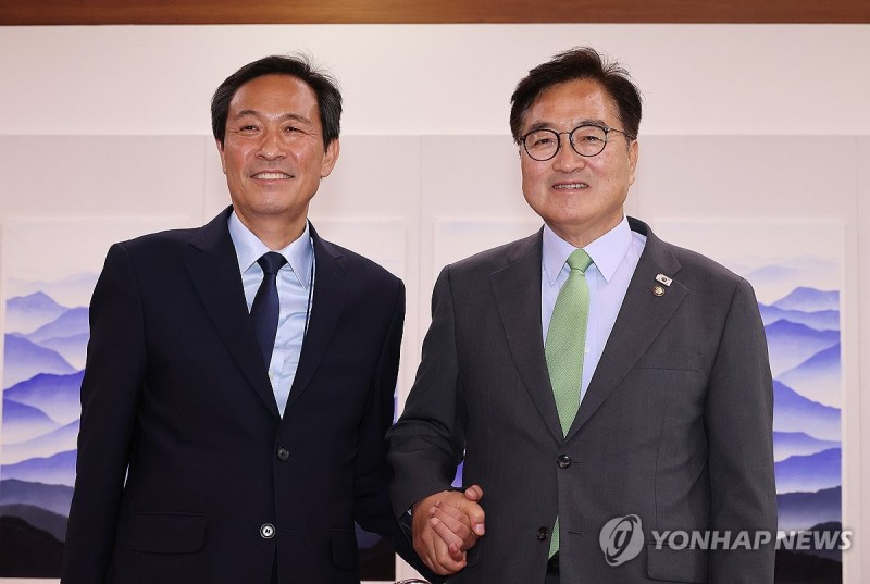 <b>우원식</b> 국회의장 예방한 <b>우상호</b> 정무수석