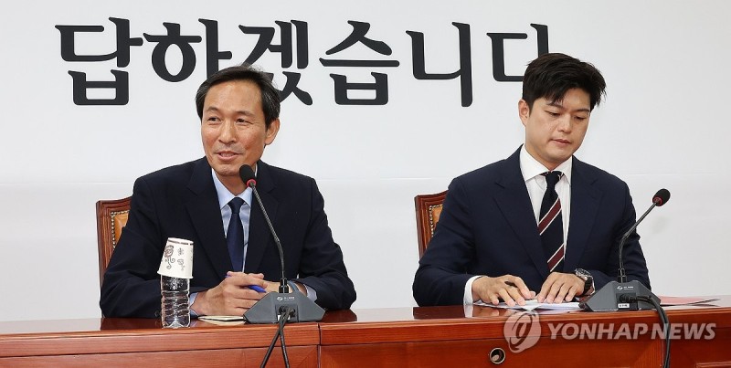 김용태 "법 위에 선 권력 오래 못 가"…<b>우상호</b> "여과 없이 전달"(종합)