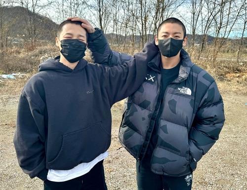 2023년 12월 동반입대한 방탄소년단(BTS) 지민(좌)과 정국(우)
[방탄소년단 공식 엑스(X·옛 트위터). 재판매 및 DB 금지]