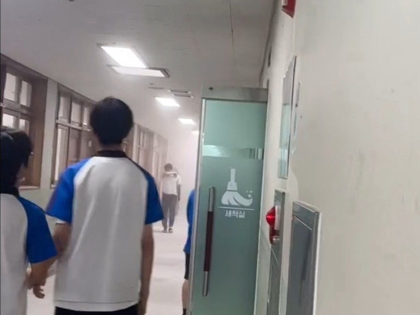 파주 한 중학교 소화기 난사 [독자 제공. 재판매 및 DB 금지]
