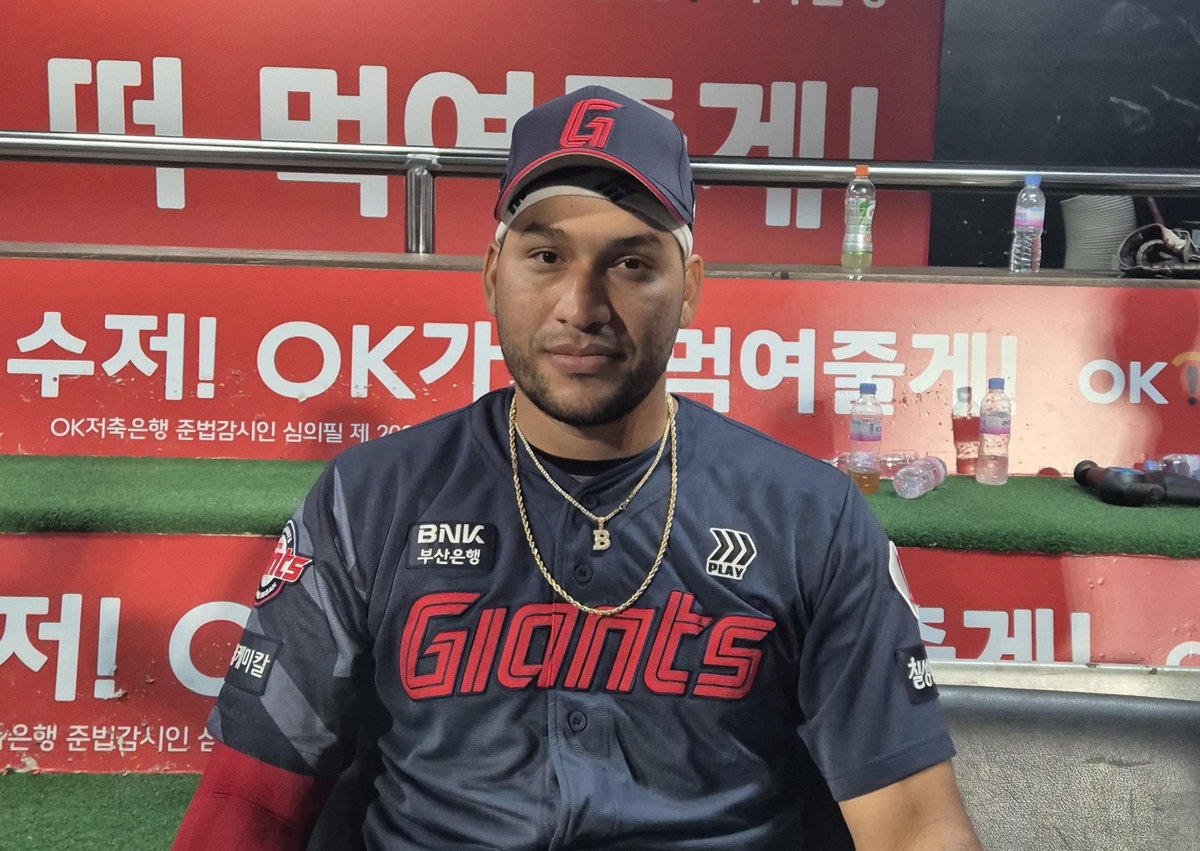 타격기계 <b>레이예스</b>, 8경기 연속 멀티히트 "최다 안타 신경 안써"