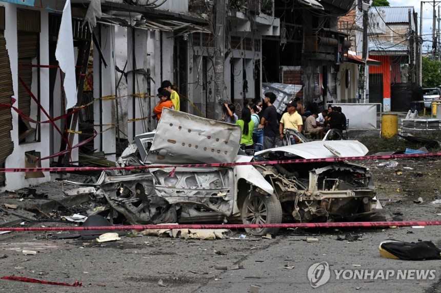 10일(현지시간) 콜롬비아 코린토 시청사 앞 폭발 잔해
[코린토 AFP=연합뉴스. 재판매 및 DB 금지]