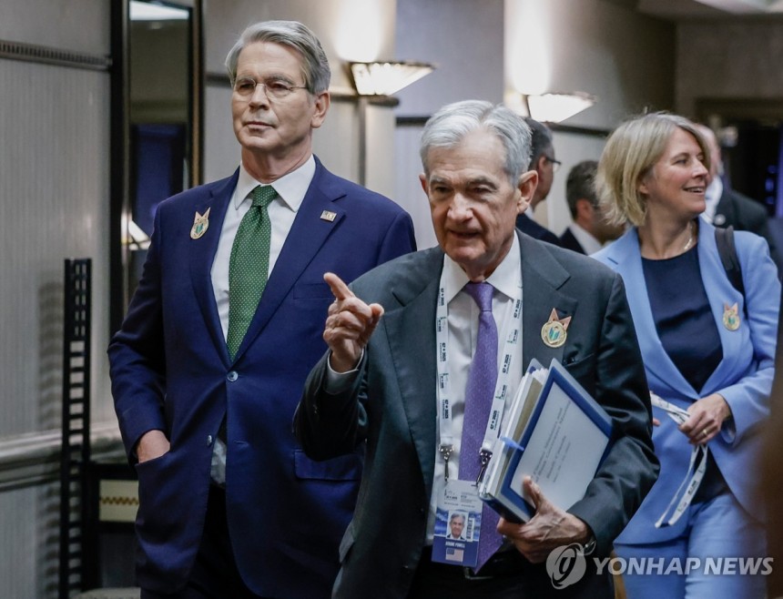 G7 재무장관회의 참석한 미국 베선트 재무장관과 파월 연준 의장
[AP 연합뉴스 자료사진. 재판매 및 DB 금지]
