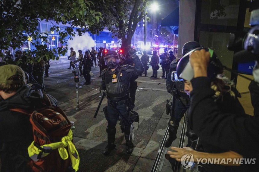 '시위 지속' 美로스앤젤레스 도심에 야간 통금령 
[AP=연합뉴스 자료사진. 재판매 및 DB 금지]