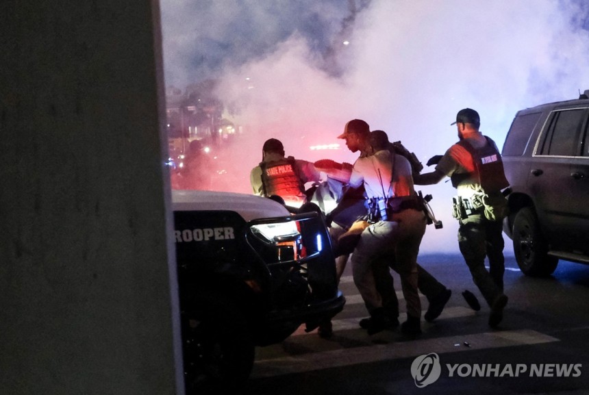 지난 9일 텍사스 오스틴에서 시위대 진압하는 경찰
[로이터=연합뉴스. 재판매 및 DB 금지]