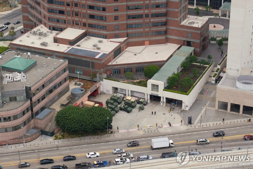 10일 오전 시위대가 물러난 LA 연방 구금센터 건물 일대를 상공에서 찍은 모습
[로이터=연합뉴스. 재판매 및 DB 금지]