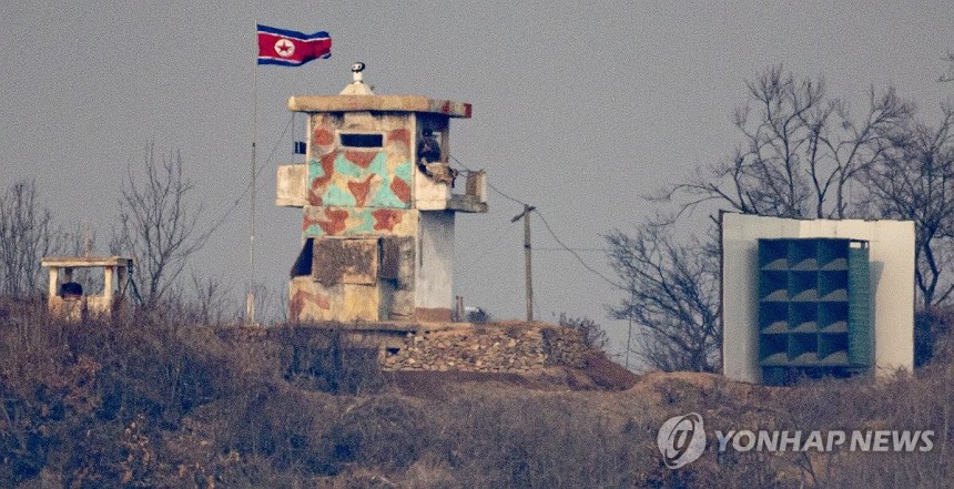 오전부터 대남 방송 틀어대는 북한
(파주=연합뉴스) 김도훈 기자 = 북한 김정일 국방위원장의 생일인 16일 경기도 파주 오두산통일전망대에서 바라본 북한군 초소 옆에 대남방송 확성기가 보인다. 
    이날 오전부터 