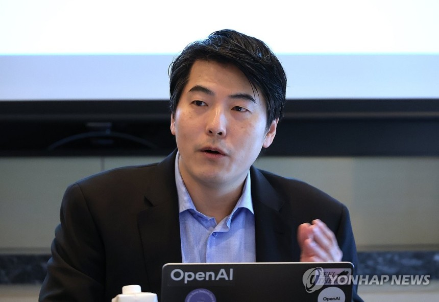 발언하는 제이슨 권 오픈AI 최고전략책임자
(서울=연합뉴스) 최재구 기자 = 제이슨 권 오픈AI 최고전략책임자(CSO)가 26일 서울 시내 한 호텔에서 열린 미디어 라운드테이블 행사에서 발언하고 있다. 2025.5.