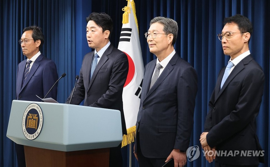 대통령실 정무·홍보·민정수석 인선
(서울=연합뉴스) 한상균 기자 = 강훈식 대통령 비서실장이 8일 용산 대통령실에서 정무,홍보,민정 수석 인선을 발표하고 있다.
    왼쪽부터 우상호 정무수석, 강 비서실장, 오광수