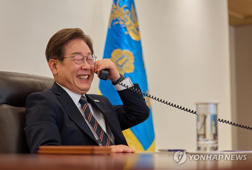 이재명 대통령, 일본 총리와 통화
(서울=연합뉴스) 이재명 대통령이 9일 서울 용산 대통령실에서 이시바 시게루 일본 총리와 전화 통화를 하고 있다. 2025.6.9 [대통령실 제공. 재판매 및 DB 금지] photo
