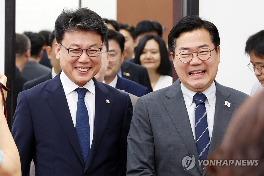 '마지막 원내대책회의' 참석하는 박찬대·진성준
(서울=연합뉴스) 김주성 기자 = 더불어민주당 박찬대 대표 직무대행 겸 원내대표와 진성준 정책위의장(왼쪽)이 10일 서울 여의도 국회에서 열린 현 원내지도부의 마지막 원
