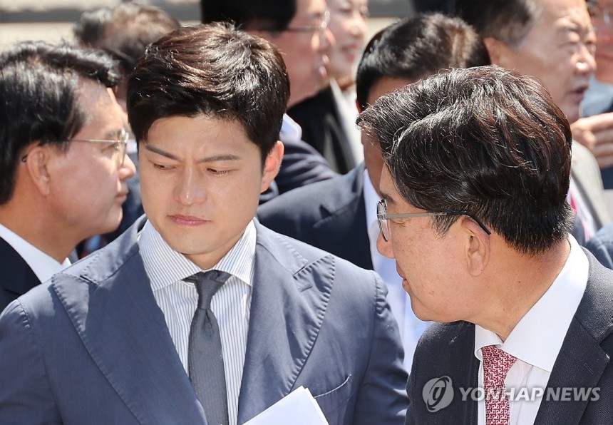 김용태와 권성동
(서울=연합뉴스) 박동주 기자 = 국민의힘 김용태 비상대책위원장과 권성동 원내대표가 11일 이재명 대통령의 공직선거법 위반 사건의 파기환송심을 사실상 무기한 연기한 서울고등법원 앞에서 열린 현장 의원