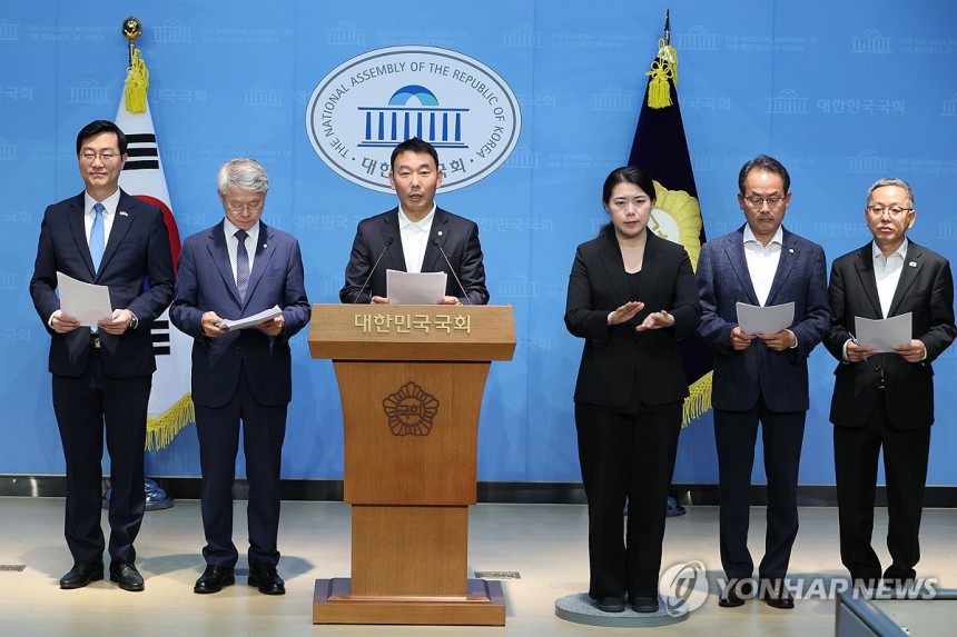 검찰개혁 법안 발의 기자회견
(서울=연합뉴스) 김주성 기자 = 더불어민주당 장경태(왼쪽부터)·민형배·김용민·강준현·김문수 의원이 11일 서울 여의도 국회 소통관에서 검찰청법 폐지법안, 공소청 신설법안 등 검찰개혁을 