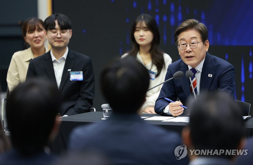 이재명 대통령, 주식시장 불공정거래 근절 현장 간담회
(서울=연합뉴스) 홍해인 기자 = 이재명 대통령이 11일 서울 영등포구 한국거래소에서 열린 주식시장 불공정거래 근절을 위한 현장 간담회에서 참석자 질문에 답하고 
